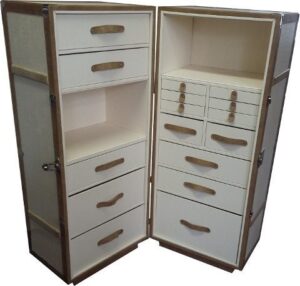 In foto: Baule da arredo in pelle bicolore con inserti in legno