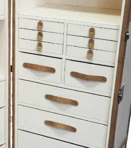 In foto: Baule da arredo in pelle bicolore con inserti in legno