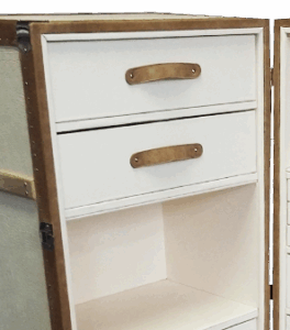 In foto: Baule da arredo in pelle bicolore con inserti in legno